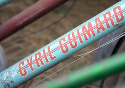 Tube bleu de cadre de vélo au nom de Cyril Guimard