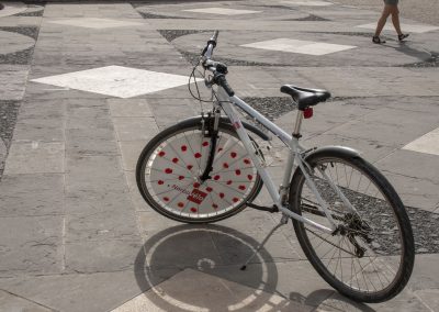 Vélo blanc posé sur béquille flasque décorée logo Narbovélo